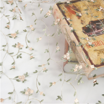 新品 網(wǎng)紗繡花面料 春夏時裝連衣裙婚紗服裝面料 滌綸刺繡網(wǎng)布