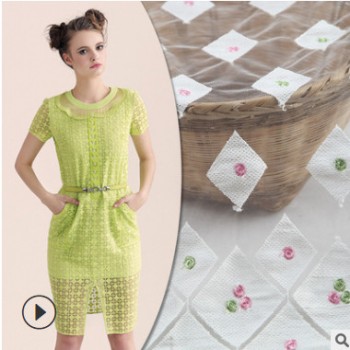 廠家現貨全滌網紗鏤空網布繡花布 女裝連衣裙平繡歐根紗繡花面料