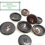 廠家現貨熱銷天然環保刻字牛角紐扣 高檔B字大衣風衣真牛角四眼扣