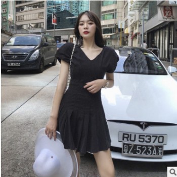 LIN 一衣三穿 波浪裙擺波點V領顯瘦泡泡袖收腰連衣裙