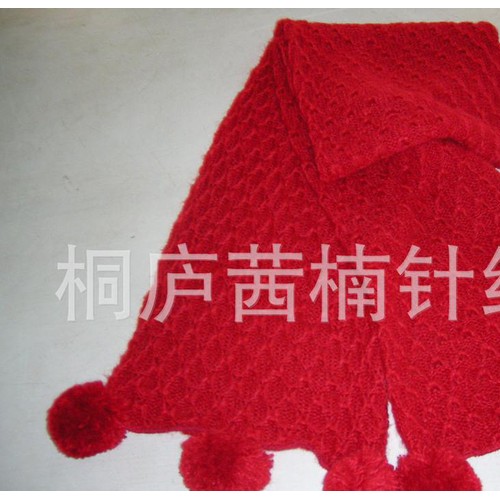 ****保暖舒適中國紅圍巾（圖）