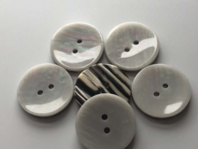 現貨批發樹脂紐扣圓形兩眼仿貝殼扣子亮光拉絲多規格大衣時尚鈕扣