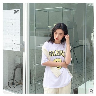 FINOA韓版T恤女裝通勤圓領套頭寬松型字母短袖棉印花笑臉上衣8275