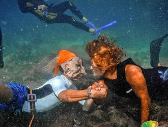 男子身穿萬(wàn)圣節(jié)服裝在黎巴嫩海岸潛水