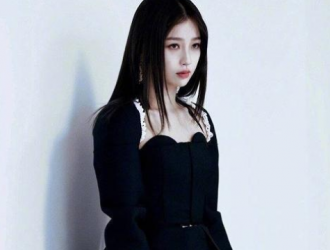 小黑裙的時(shí)尚沒(méi)多少人能比，這么簡(jiǎn)單的服裝，怎么才能搭配出個(gè)性