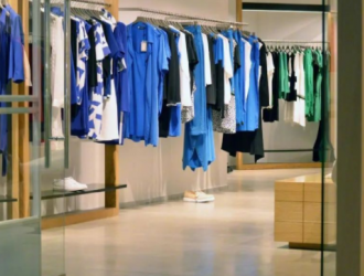 商場(chǎng)服裝店，個(gè)個(gè)都貴到不敢買